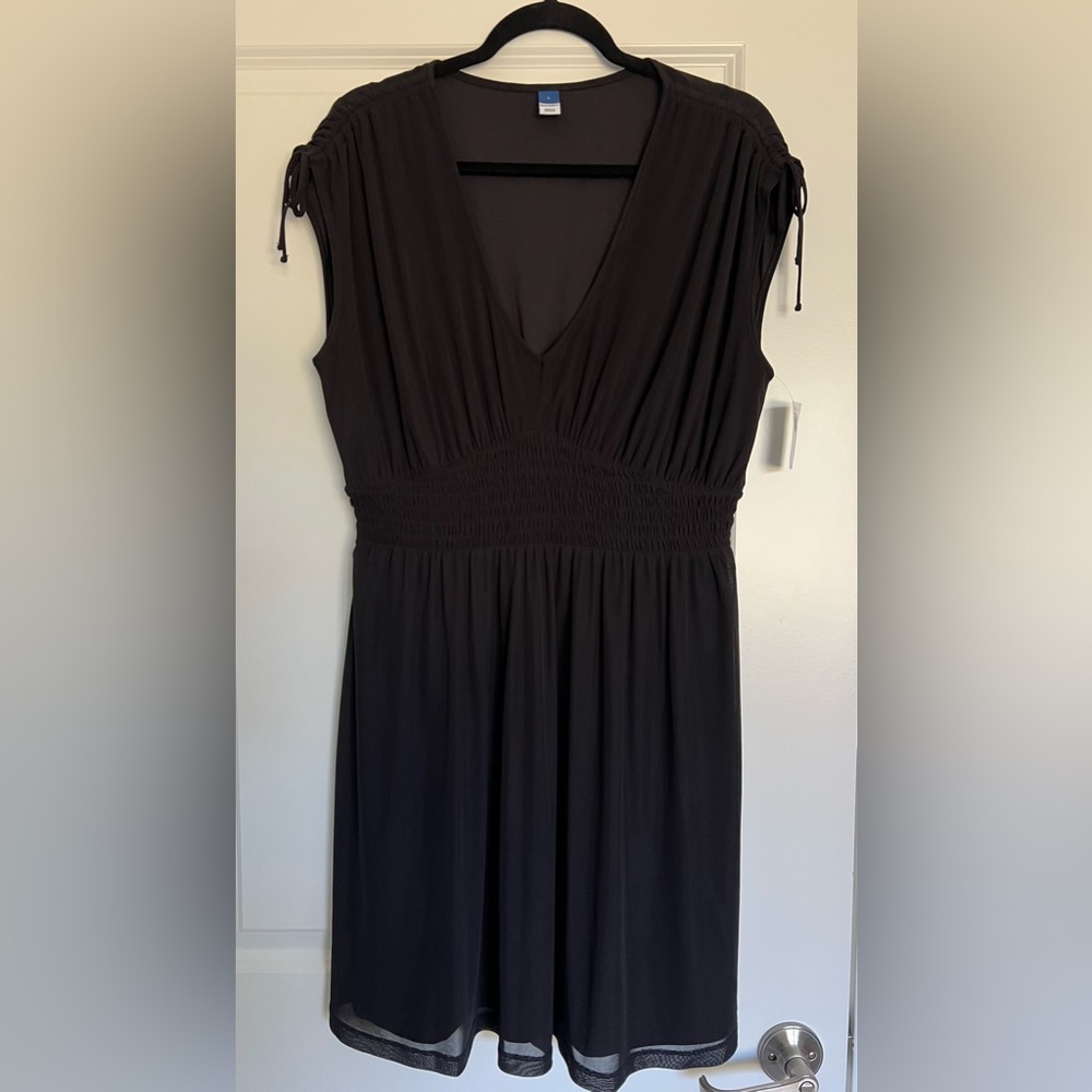 Women's cap sleeve V neck dress. Elastic waist. No pockets. Size L NWT.